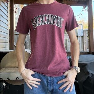 Super cool vintage y2k 2000s burgundy Abercrombie and Fitch logo men’s tee!